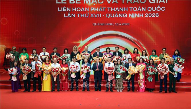 Ban tổ chức tặng hoa cho thành viên Ban giám khảo. Ảnh: Đức Hiếu - TTXVN