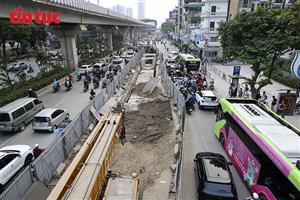 'Lô cốt' án ngữ lòng đường Nguyễn Trãi gây ùn tắc kéo dài