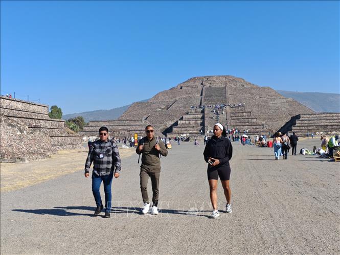 Du khách quốc tế tham quan quần thể kim tự tháp Teotihuacan, một điểm du lịch đến nổi tiếng của Mexico. Ảnh: Phương Lan- PVTTXVN tại Mexico 