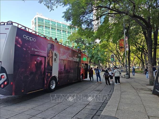 Du khách quốc tế di chuyển bằng xe buýt du lịch tham quan Thủ đô Mexico City. Ảnh: Phương Lan- PVTTXVN tại Mexico 