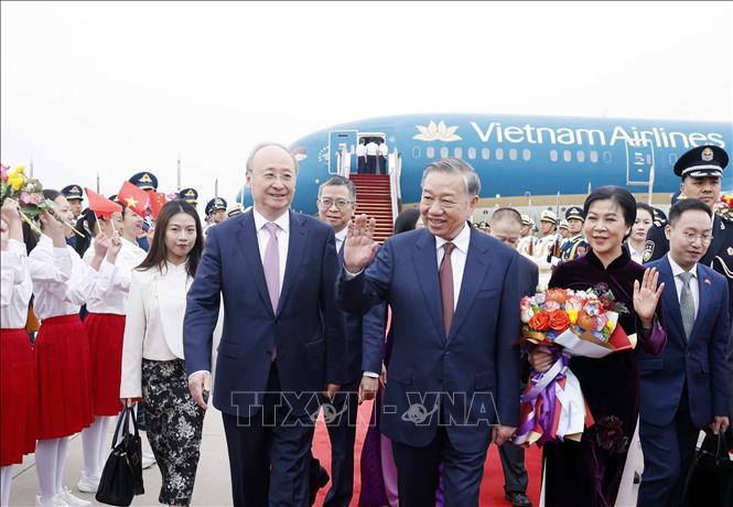 Ủy viên Bộ Chính trị, Bí thư Thành ủy Bắc Kinh Doãn Lực đón Tổng Bí thư, Chủ tịch nước Tô Lâm và Phu nhân tại Sân bay quốc tế Bắc Kinh. Ảnh: Thống Nhất - TTXVN