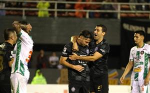 Pha phá bóng 'đi vào lòng đất' nhất lịch sử, tiền đạo không dám ăn mừng vì ghi bàn bằng mặt