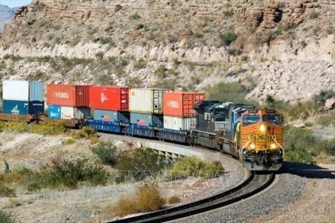 Tàu hỏa di chuyển trên một tuyến đường sắt ở Iran. Ảnh: IRNA/TTXVN