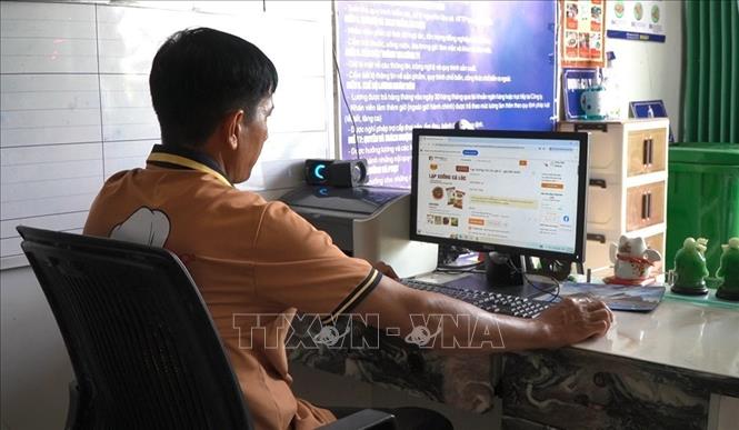 Công ty TNHH Ba Khía Foods đẩy mạnh quảng bá, kinh doanh các loại cá khô, lạp xưởng cá lóc, lạp xưởng cua trên sàn thương mại điện tử. Ảnh: Nhựt An - TTXVN