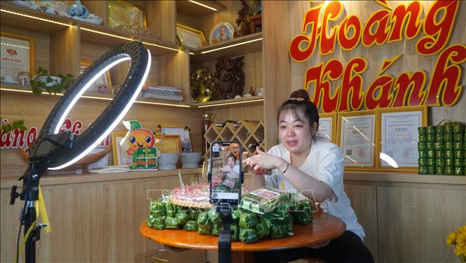 Cơ sở sản xuất nem Hoàng Khánh (xã Lai Vung, tỉnh Đồng Tháp) đẩy mạnh quảng bá, kinh doanh các loại nem trên mạng xã hội. Ảnh: Nhựt An - TTXVN