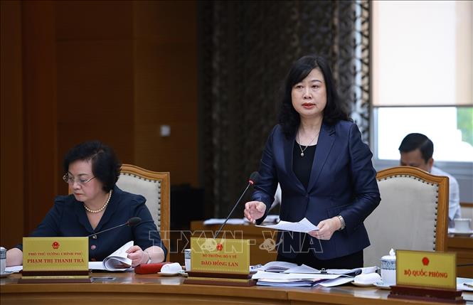 Bộ trưởng Bộ Y tế Đào Hồng Lan báo cáo kết quả thực hiện nhiệm vụ được giao của ngành y tế. Ảnh: Dương Giang - TTXVN