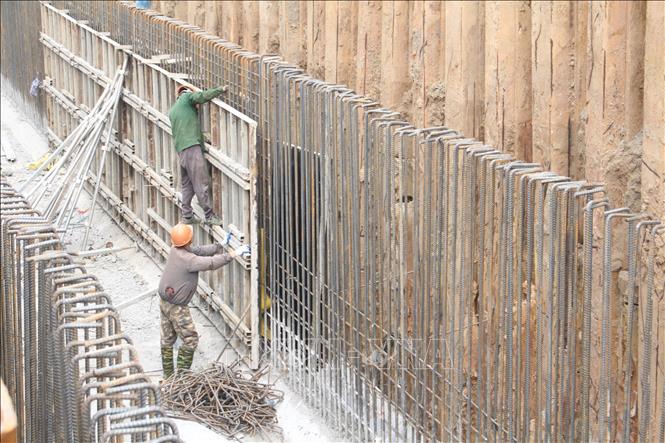 Khẩn trương thi công các hạng mục công trình tiêu thoát nước để xử lý úng ngập trên đường Hoàng Minh Thảo. Ảnh: Nguyễn Thắng - TTXVN