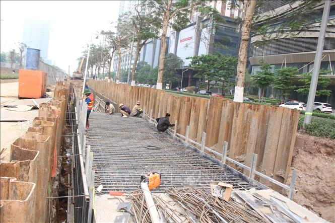 Các hạng mục công trình tiêu thoát nước để xử lý úng ngập trên đường Hoàng Minh Thảo dự kiến sẽ hoàn thành trước ngày 30/4. Ảnh: Nguyễn Thắng - TTXVN