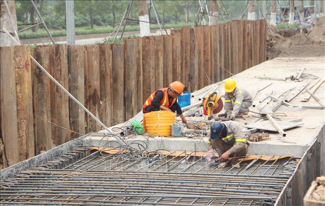 Công nhân thi công 