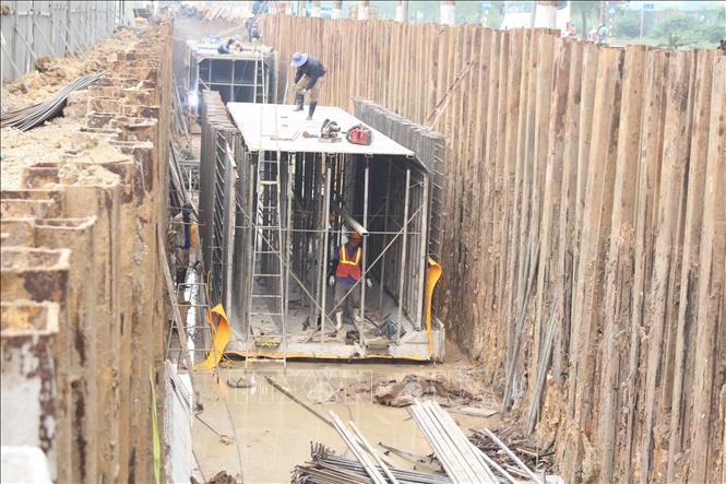 Công nhân tranh thủ thời tiết thuận lợi, đẩy nhanh tiến độ các hạng mục trọng điểm. Ảnh: Nguyễn Thắng - TTXVN