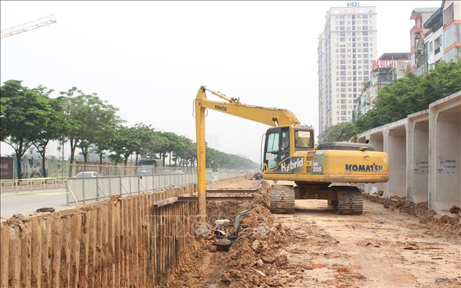 Đẩy nhanh tiến độ các hạng mục công trình tiêu thoát nước để xử lý úng ngập trên đường Võ Chí Công. Ảnh: Nguyễn Thắng - TTXVN