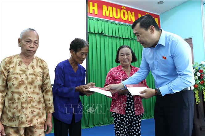 Ông Thạch Phước Bình, Phó Trưởng Đoàn Đại biểu Quốc hội chuyên trách khóa XVI tỉnh Vĩnh Long, tặng quà người lao động có hoàn cảnh khó khăn ở xã Long Hiệp. Ảnh: Thanh Hòa - TTXVN