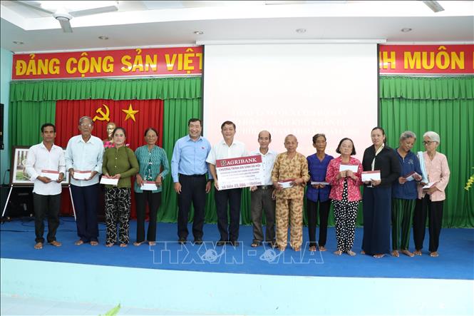 Đoàn đại biểu Quốc hội tỉnh Vĩnh Long tặng quà người lao động có hoàn cảnh khó khăn ở xã Long Hiệp. Ảnh: Thanh Hòa - TTXVN  