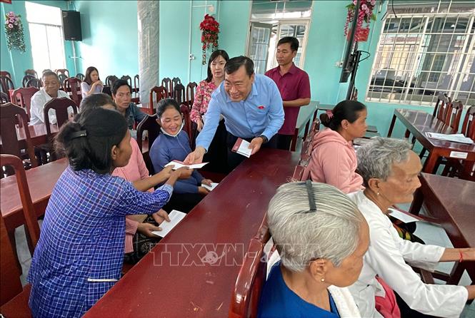 Ông Thạch Phước Bình, Phó trưởng Đoàn Đại biểu Quốc hội chuyên trách khóa XVI tỉnh Vĩnh Long tặng quà ở xã Long Hiệp. Ảnh: Thanh Hòa - TTXVN

