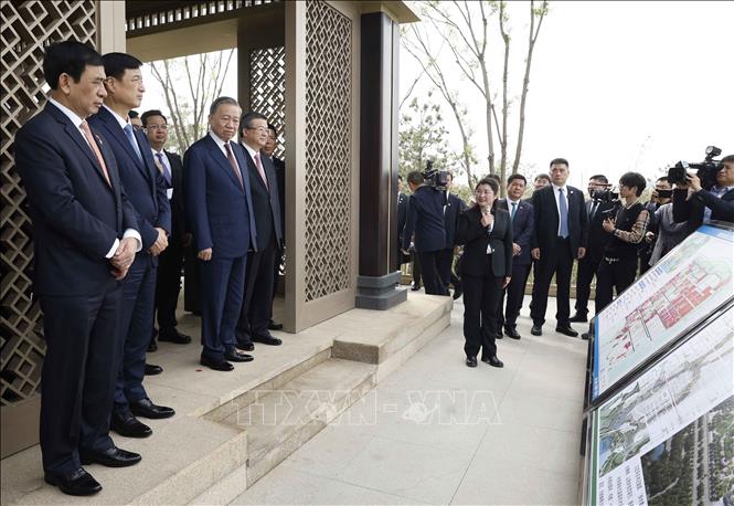 Tổng Bí thư, Chủ tịch nước Tô Lâm thăm khu vực xây dựng Khu khởi động của Khu mới Hùng An, tỉnh Hà Bắc. Ảnh: Thống Nhất - TTXVN 