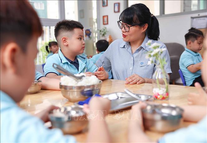 Việc đảm bảo chất lượng bữa ăn của các con rất cần sự chung tay của cả gia đình và nhà trường. Như vậy, phụ huynh sẽ yên tâm và tin tưởng hơn vào cam kết của nhà trường về chất lượng suất ăn. Ảnh: Thanh Tùng – TTXVN