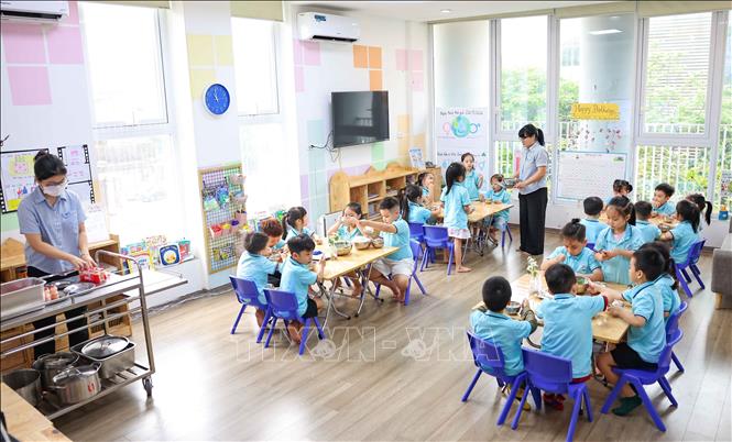 Để đảm bảo an toàn thực phẩm trong bữa ăn học đường, mỗi ngày đến trường thực sự là một ngày vui, an toàn và khỏe mạnh với các em học sinh, rất cần có sự vào cuộc đồng bộ của hệ thống chính trị, các nhà quản lý, chính quyền cơ sở, thực hiện tốt công tác kiểm tra, giám sát, bảo đảm chế biến thực phẩm an toàn và truy xuất được nguồn gốc thực phẩm. Ảnh: Thanh Tùng – TTXVN