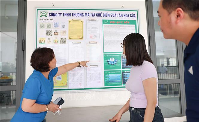 Cho con đến trường, ngoài sự quan tâm về việc học tập thì an toàn của con là điều phụ huynh quan tâm nhất. Vừa là an toàn thương tích, vừa là an toàn ăn uống nên sự giám sát chặt chẽ, minh bạch để mỗi bữa ăn của các con không chỉ là ngon, chất lượng mà trên hết phải đảm bảo an toàn là cần thiết. Ảnh: Thanh Tùng – TTXVN