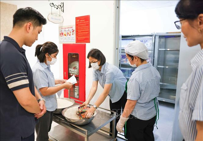 Sự tham gia của đại diện phụ huynh cùng giám sát công khai góp phần minh bạch công tác bán trú của mỗi nhà trường. Ảnh: Thanh Tùng – TTXVN