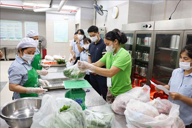 Các trường học đã xây dựng quy trình, chủ động triển khai các khâu siết chặt quy trình kiểm soát thực phẩm ngay từ khâu đầu vào. Ảnh: Thanh Tùng – TTXVN