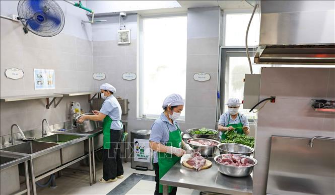 Việc bảo đảm an toàn bếp ăn trường học luôn được các nhà trường quan tâm, chú trọng bởi đây không chỉ là yêu cầu về chuyên môn, mà còn là thước đo của trách nhiệm, đạo đức và uy tín trong giáo dục. Ảnh: Thanh Tùng – TTXVN