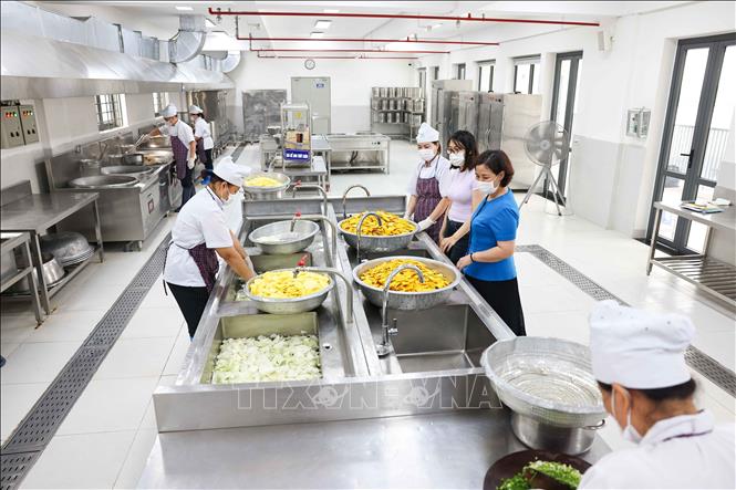 Bếp ăn trường Tiểu học Quang Trung (phường Cửa Nam, Hà Nội) sạch sẽ, theo đúng quy trình một chiều, phân tách rõ khu thực phẩm sống và chín. Ảnh: Thanh Tùng – TTXVN
