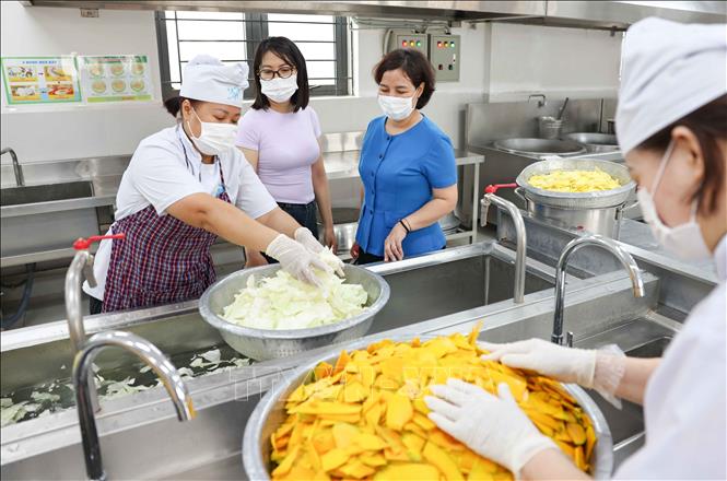 Các trường học trước đây đã làm tốt, nay sẽ phải làm tốt hơn việc đầu tư cơ sở vật chất, trang thiết bị, chuẩn hóa bếp ăn một chiều, siết chặt giám sát từ khâu lựa chọn nguồn cung ứng thực phẩm, sơ chế, chế biến, phân phối. Ảnh: Thanh Tùng – TTXVN