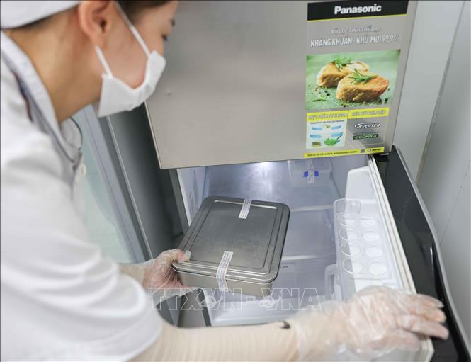 Đội ngũ nhà bếp thực hiện nghiêm các quy định: Trong chế biến, nhân viên bếp tuân thủ quy định về bảo hộ lao động, phân tách sống - chín. Suất ăn sau khi nấu đều được lưu mẫu 24 giờ theo đúng quy định, có niêm phong và hồ sơ để đối chiếu khi cần. Ảnh: Thanh Tùng – TTXVN