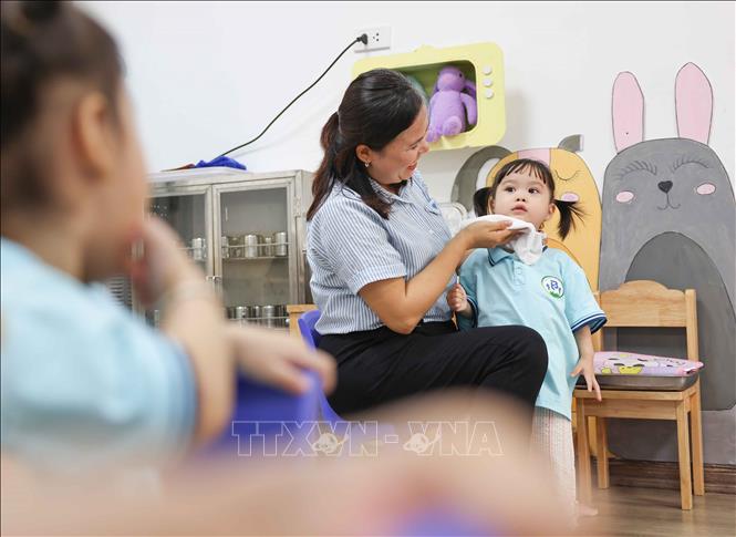 Các bé trường Mầm non Bà Triệu (phường Cửa Nam, Hà Nội) được chăm sóc, vệ sinh sạch sẽ trước mỗi bữa ăn bán trú. Ảnh: Thanh Tùng – TTXVN