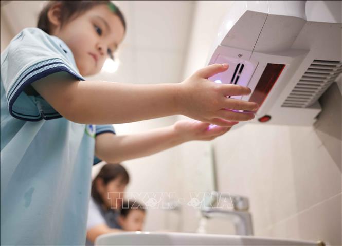 Các bé trường Mầm non Bà Triệu (phường Cửa Nam, Hà Nội) được chăm sóc, vệ sinh sạch sẽ trước mỗi bữa ăn bán trú. Ảnh: Thanh Tùng – TTXVN