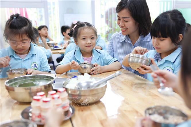Mỗi bữa ăn, mỗi món quà chiều ở trường không chỉ đơn thuần là để no bụng, mà chính là sự gửi gắm niềm tin của phụ huynh vào mái trường - nơi con em được chăm lo cả tri thức lẫn sức khỏe. Ảnh: Thanh Tùng – TTXVN