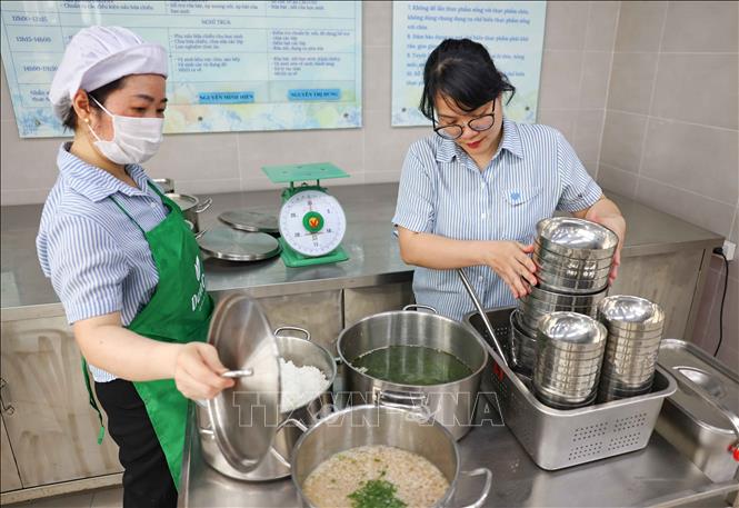 Đội ngũ nhà bếp thực hiện nghiêm các quy định: Trong chế biến, nhân viên bếp tuân thủ quy định về bảo hộ lao động, phân tách sống - chín. Suất ăn sau khi nấu đều được lưu mẫu 24 giờ theo đúng quy định, có niêm phong và hồ sơ để đối chiếu khi cần. Ảnh: Thanh Tùng – TTXVN