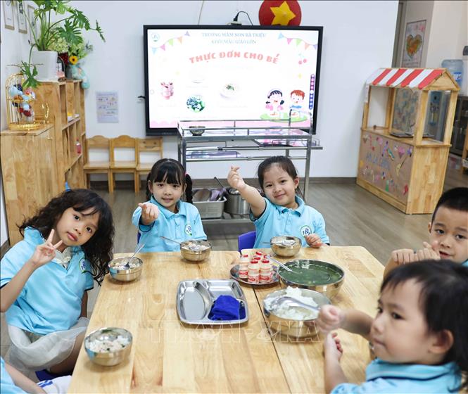Bữa ăn bán trú trong trường học có vai trò rất quan trọng, không chỉ đơn thuần là cung cấp năng lượng cho học sinh sau buổi học, mà còn ảnh hưởng trực tiếp đến sự phát triển thể chất, trí tuệ và cả tâm lý của các em. Ảnh: Thanh Tùng – TTXVN