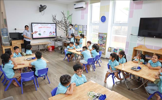 Giờ ăn bán trú của các bé trường Mầm non Bà Triệu (phường Cửa Nam, Hà Nội). Ảnh: Thanh Tùng – TTXVN