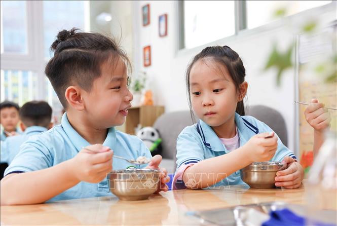Mỗi bữa ăn giữa ngày không chỉ đơn thuần là một suất ăn, mà là sự gửi gắm niềm tin của phụ huynh vào mái trường - nơi con em được chăm lo cả tri thức lẫn sức khỏe. Ảnh: Thanh Tùng – TTXVN