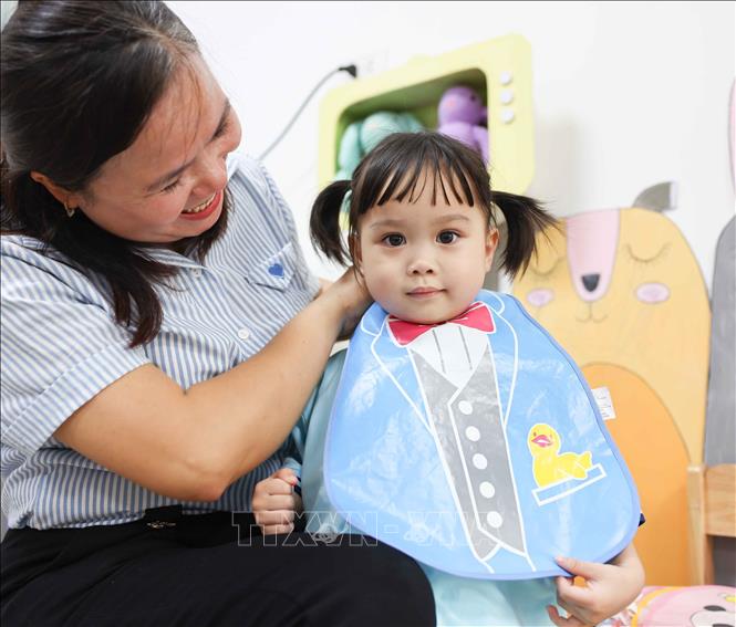 Các bé trường Mầm non Bà Triệu (phường Cửa Nam, Hà Nội) được chăm sóc, vệ sinh sạch sẽ trước mỗi bữa ăn bán trú. Ảnh: Thanh Tùng – TTXVN