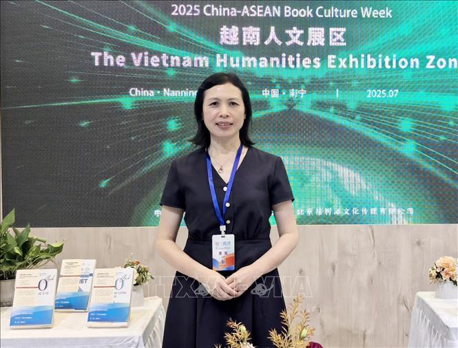 Học giả Lê Xảo Bình, Giáo sư chuyên ngành tiếng Việt tại Đại học dân tộc Quảng Tây (Trung Quốc). Ảnh: TTXVN phát