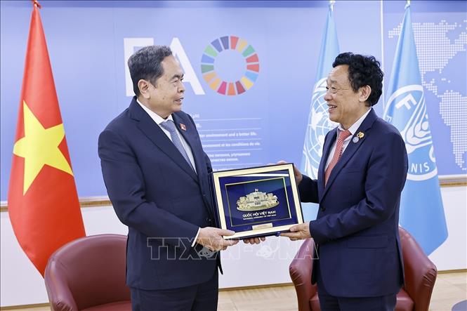 Chủ tịch Quốc hội Trần Thanh Mẫn tặng quà lưu niệm cho Tổng Giám đốc Tổ chức Nông nghiệp và Lương thực Liên hợp quốc (FAO) Khuất Đông Ngọc. Ảnh: Doãn Tấn – TTXVN