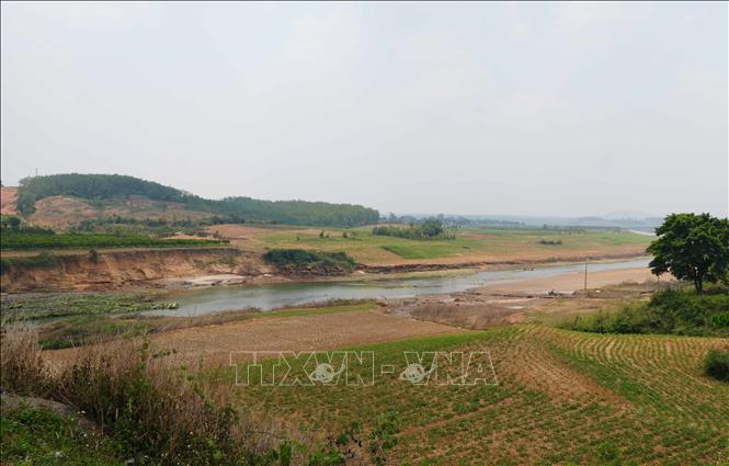 Mực nước mặt trên sông Đăk Bla tại Kon Tum thấp hơn 86% so với trung bình nhiều năm cùng kỳ. Ảnh: Dư Toán - TTXVN