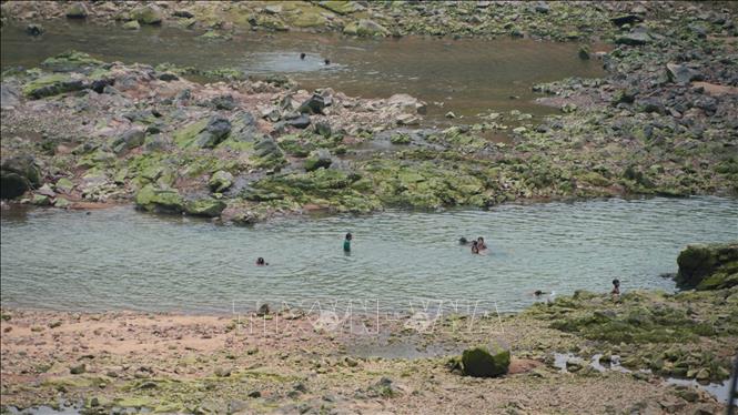 Dòng sông Đăk Bla tại trạm Kon Tum thấp hơn 86% so với trung bình cùng kỳ nhiều năm. Ảnh: Dư Toán - TTXVN