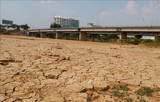 Lòng sông Đăk Bla chảy qua địa phận phường Kon Tum trơ đáy. Ảnh: Dư Toán - TTXVN