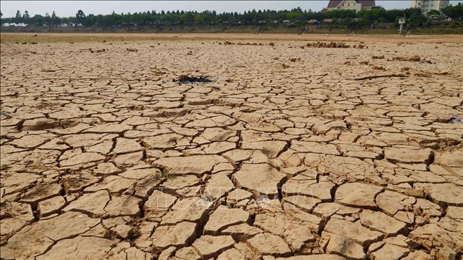 Lòng sông Đăk Bla chảy qua địa phận phường Kon Tum trơ đáy. Ảnh: Dư Toán - TTXVN