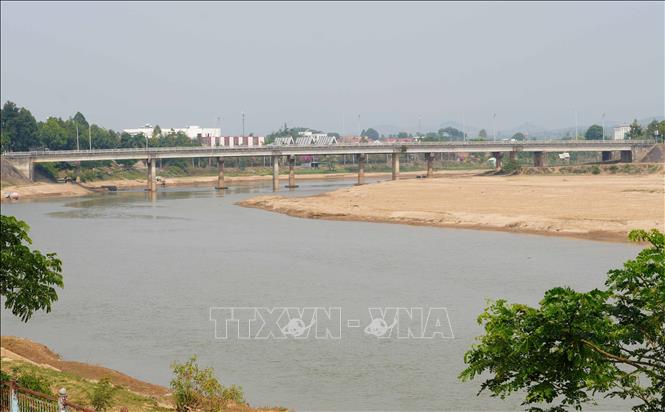 Lượng nước của sông Đăk Bla chảy qua địa phận phường Kon Tum xuống thấp, chỉ còn dòng chảy nhỏ ở giữa sông. Ảnh: Dư Toán - TTXVN