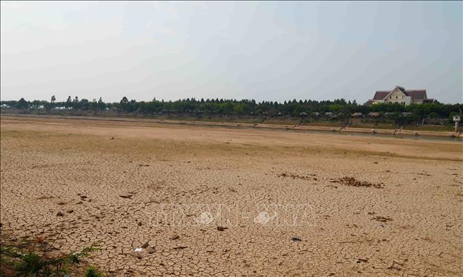 Lòng sông Đăk Bla chảy qua địa phận phường Kon Tum trơ đáy. Ảnh: Dư Toán - TTXVN