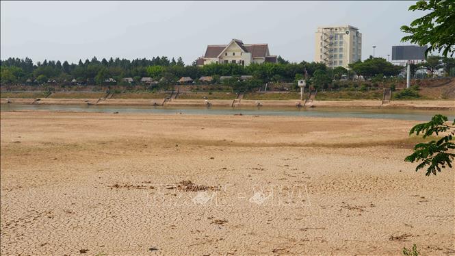 Lòng sông Đăk Bla chảy qua địa phận phường Kon Tum trơ đáy. Ảnh: Dư Toán - TTXVN