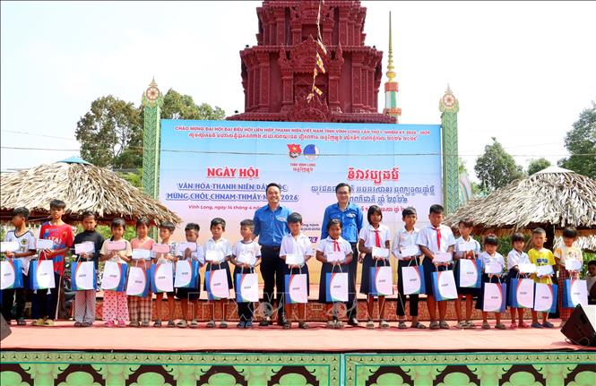 Trao học bổng cho học sinh vượt khó học giỏi. Ảnh: Lê Thúy Hằng – TTXVN