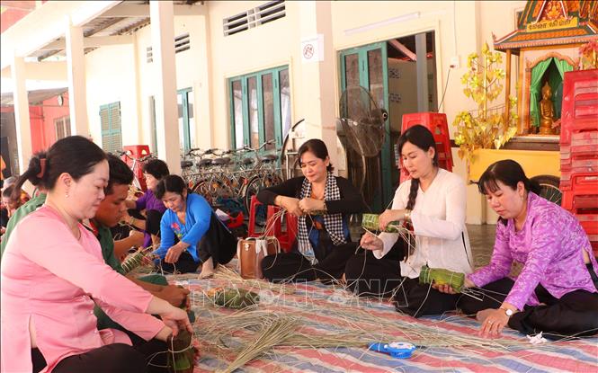 Hội viên phụ nữ, người dân địa phương tham gia chương trình gói bánh tét cộng đồng. Ảnh: Lê Thúy Hằng – TTXVN