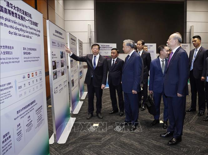 Tổng Bí thư, Chủ tịch nước Tô Lâm nghe giới thiệu về Đại học Thanh Hoa. Ảnh: Thống Nhất - TTXVN