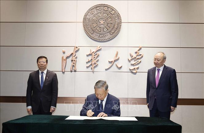 Tổng Bí thư, Chủ tịch nước Tô Lâm viết lưu bút tại Đại học Thanh Hoa. Ảnh: Thống Nhất - TTXVN