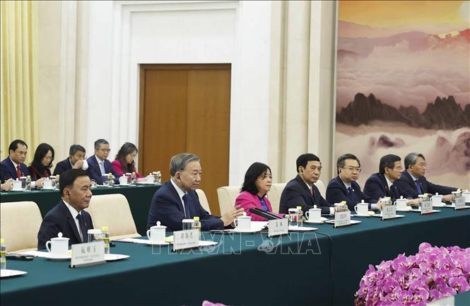 Tổng Bí thư, Chủ tịch nước Tô Lâm và thành viên đoàn Việt Nam tại  cuộc hội kiến Chủ tịch Chính hiệp toàn quốc Trung Quốc Vương Hộ Ninh. Ảnh: Thống Nhất - TTXVN